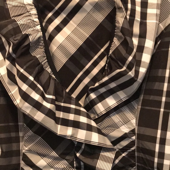 🧵 Black & Beige Ruffle Blazer - Picture 3 of 4